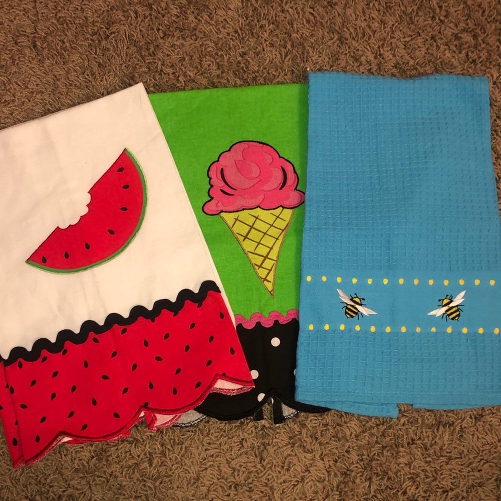 Set of 4 NEW Decorative Hand Towels